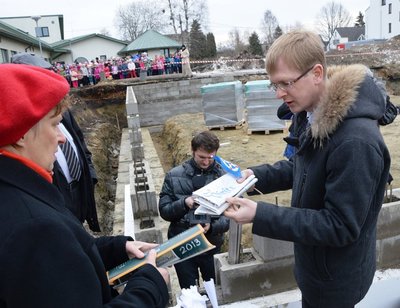 Merivälja kooli direktor Kaja Laanmäe pani kapslisse 49 eurosenti, mis sümboliseerivad oodatud aastaid. Lisaks pandi kapslisse nii ajaleht, kooli kalender kui ka Pirita linnaosa lipp. Foto: Andre Hanimägi