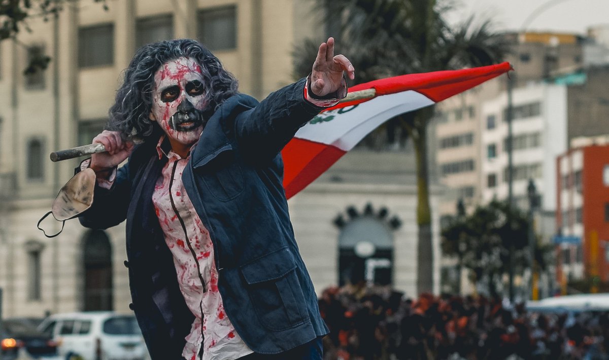 PLATS PUHTAKS! Peruud on haaranud massilised väljaastumised korruptsiooni vastu. Üks Limas nn rahvuslikul marsil osalenud meeleavaldaja.