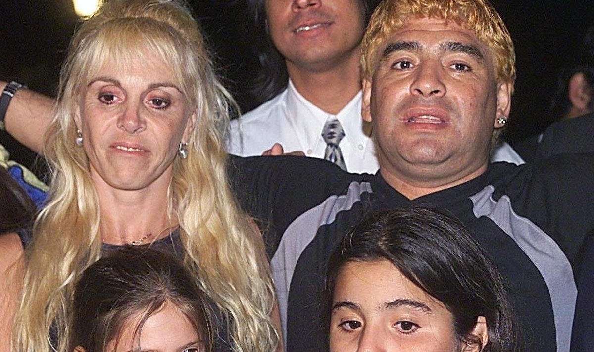 Diego Maradona oma eksabikaasa Claudiaga aastal 2000.