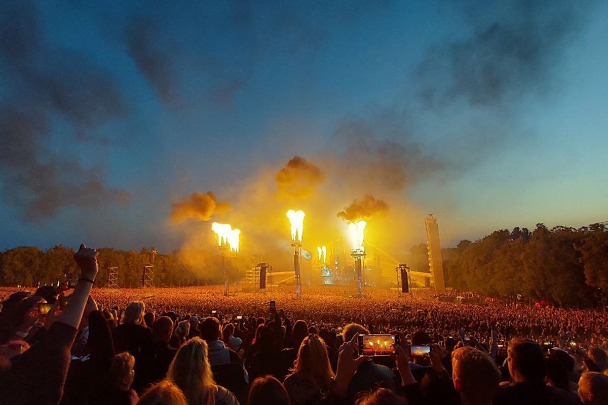 ФОТО И ВИДЕО | Группа Rammstein сыграла на Певческом поле для 60 000  фанатов - Бублик