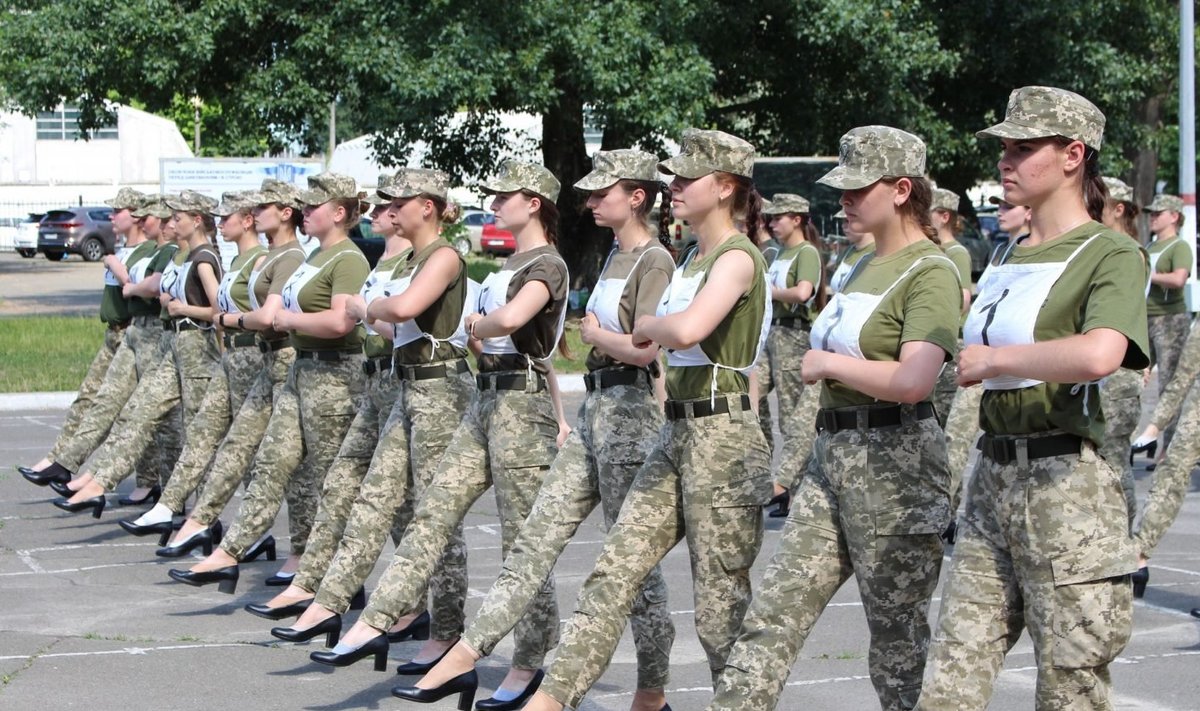 Женщины-военнослужащие Украины готовятся к параду
