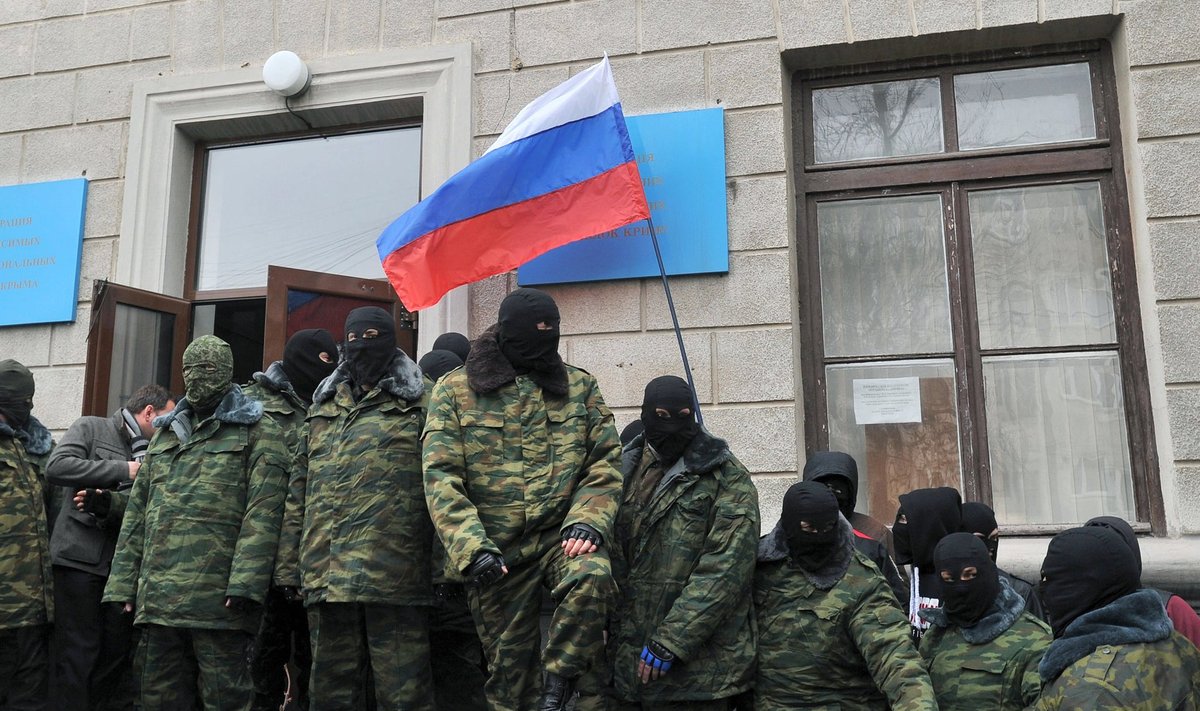 Venemeelsed maskides mehed Simferoopoli kaubanduskoja rõdul 1. märtsil 2014. 