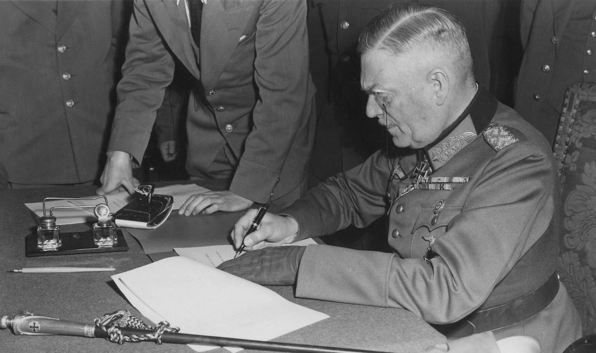 Feldmarssal Wilhelm Keitel kapitulatsiooniakti allkirjastamas /Foto: Wikimedia Commons)