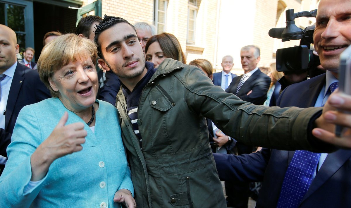 Anas Modamani tegi liidukantsler Merkeliga selfie pagulaskeskuse ees 2015. aasta septembris.