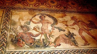 На некоторых из мозаичных картин, сохранившихся на месте расположения храма Неа-Пафоса, изображены эротические сцены из греческой мифологии, такие как история Аполлона и Дафны