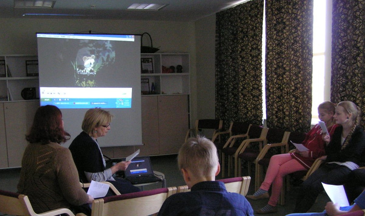 Märjamaa gümnaasiumi vene keele õpetajad Riina Meidla ja Mare Tõnsau viisid läbi karaoke töötuba. Foto Reet Saar