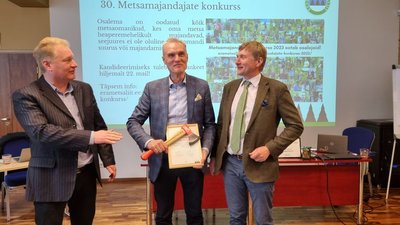 Vasakul erametsaliidu tegevjuht Jaanus Aun, keskel Heiki Hepner, paremal juhatus esimees Ando Eelmaa.