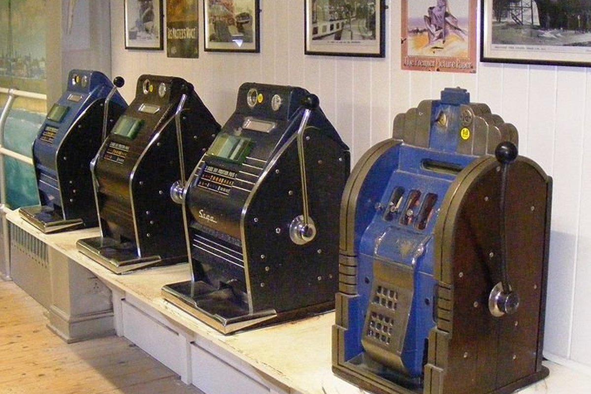 Дают старые автоматы. Liberty Bell игровой автомат. Механические игровые автоматы. Первые игровые автоматы. Механически игровые автоматы 19 век.