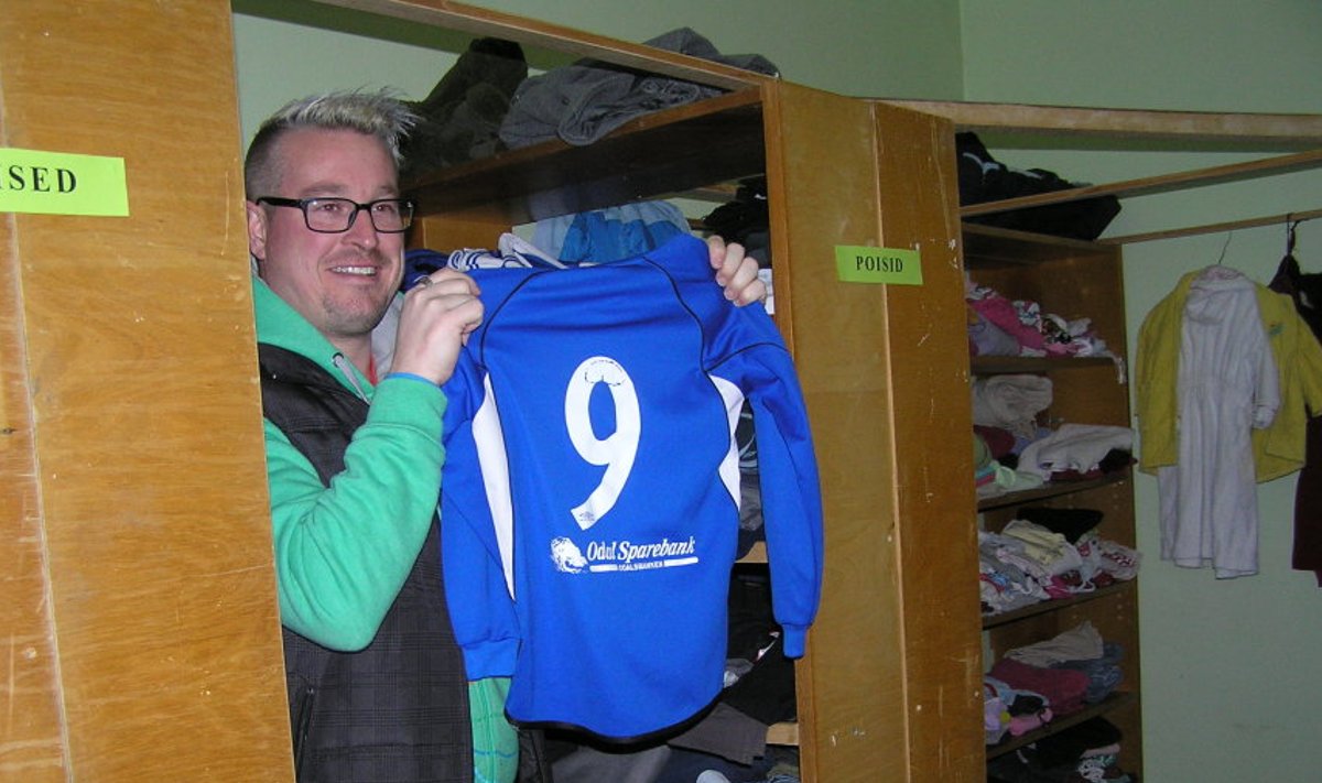 Oppstadi spordiklubi juht Morten Fosmellen leidis Märjamaa taaskasutustoas ka nende spordiklubi särke. Foto Reet Saar