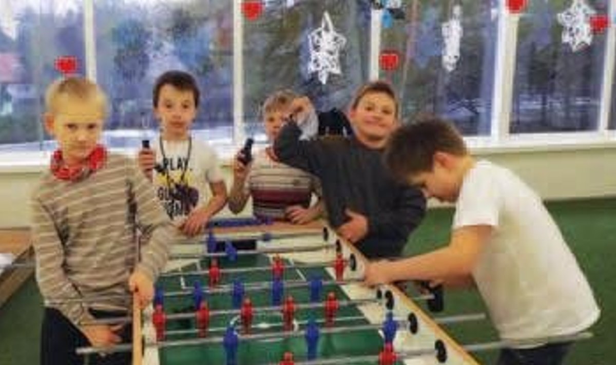 Vääna-Jõesuu kooli rõõmsad õpilased äsja kokku pandud uue mängulaua juures. Foto: Karin Pops
