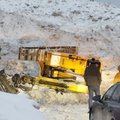 ФОТО и ВИДЕО | В Мустамяэ с большой кучи снега упал экскаватор