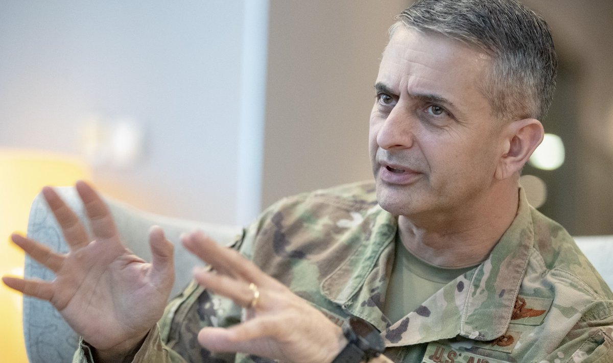 Kindralmajor David Julazadeh on USA Euroopa-vägede peaplaneerija. Ta teenib USA lennuväes alates 1990. aastast.