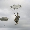 ФОТО DELFI: В Ярвамаа американские солдаты ВДВ совершали прыжки с парашютом