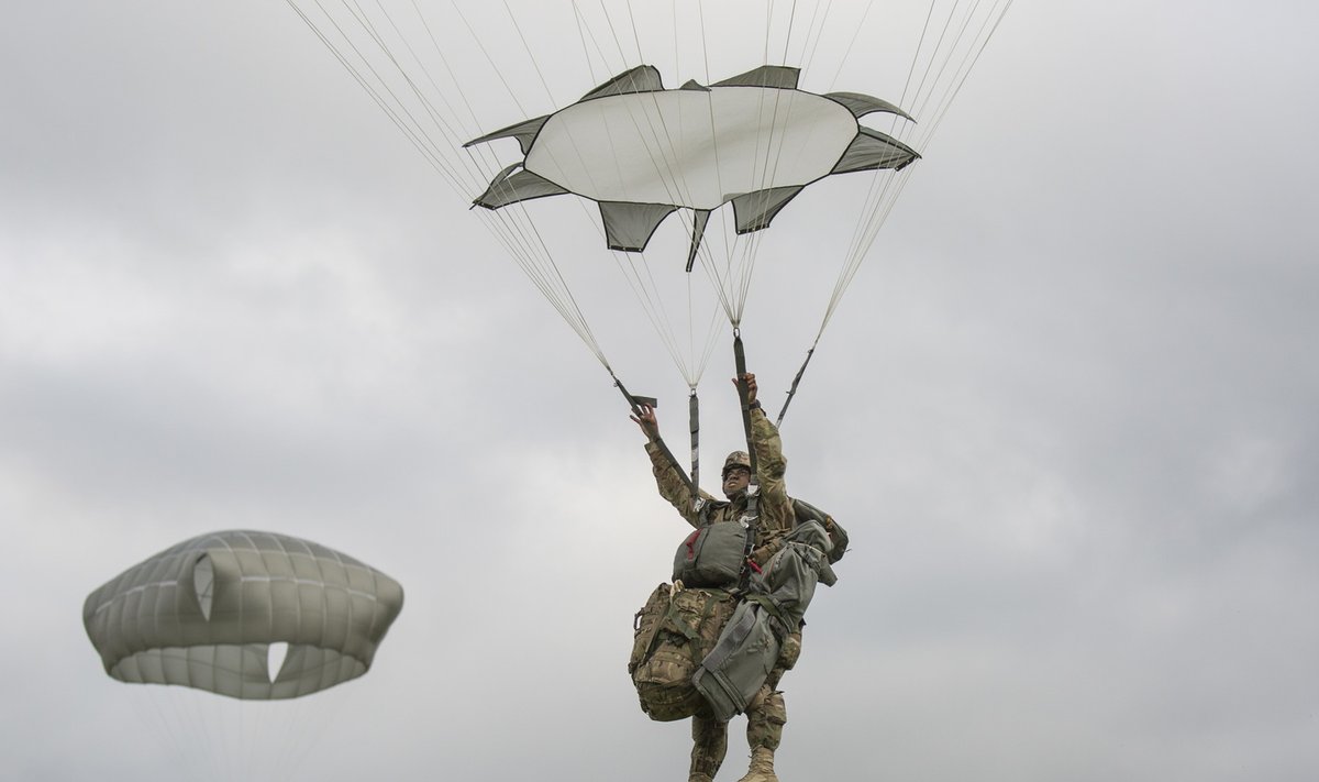  Ligi 100 USA õhudessantväelast sooritas Nurmsis langevarjuhüppe