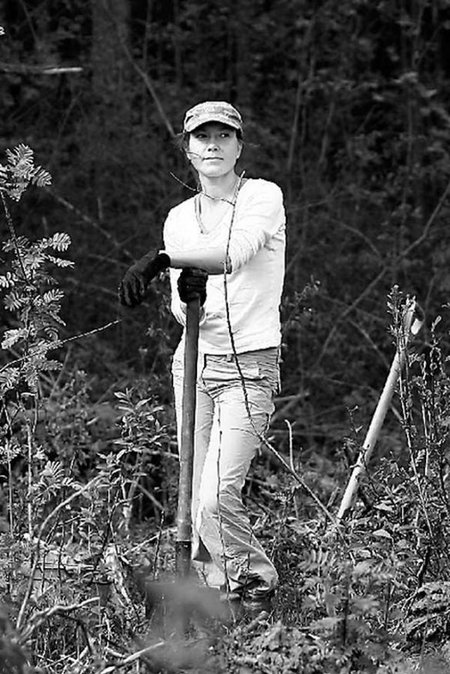 Margit Tõnson istutab metsa