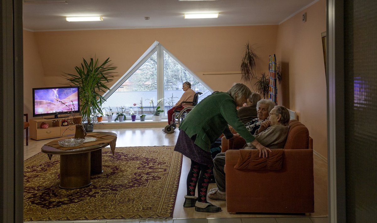 Hageri hooldekodu on üks neist, millel on nii hea maine, et sinna soovitakse eakaid panna kõikjalt üle Eesti. Paraku kummitab ka siin hooldajate nappus.