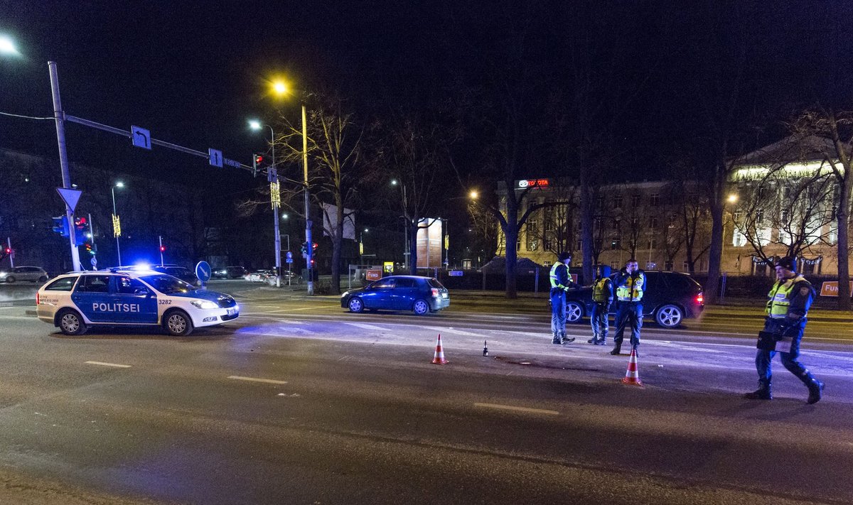 Tallinna kesklinnas sai raskelt viga ohutussaarelt auto ette astunud mees