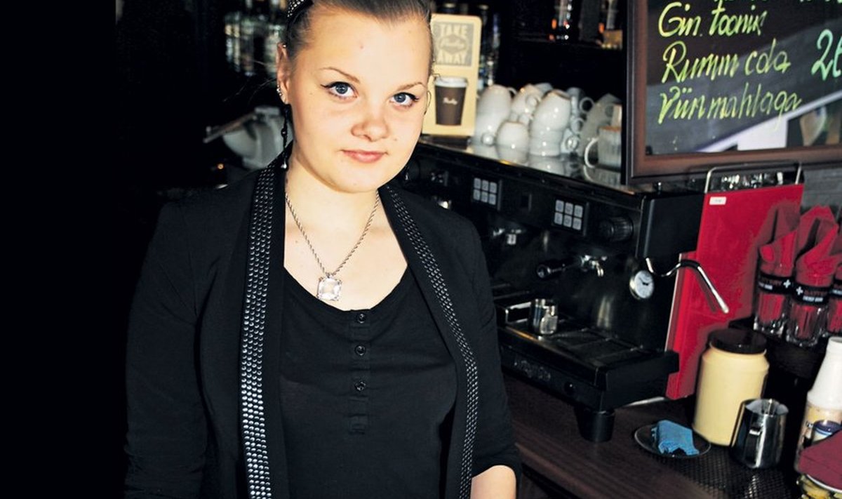 16-aastane Ketryn rassiks heameelega ettekandjana mõnes suvepealinna kohvikus, kuid ei tohi. Foto: Ago Tammik