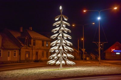 Vanadest tänavalampidest jõulupuu pimedal ajal
