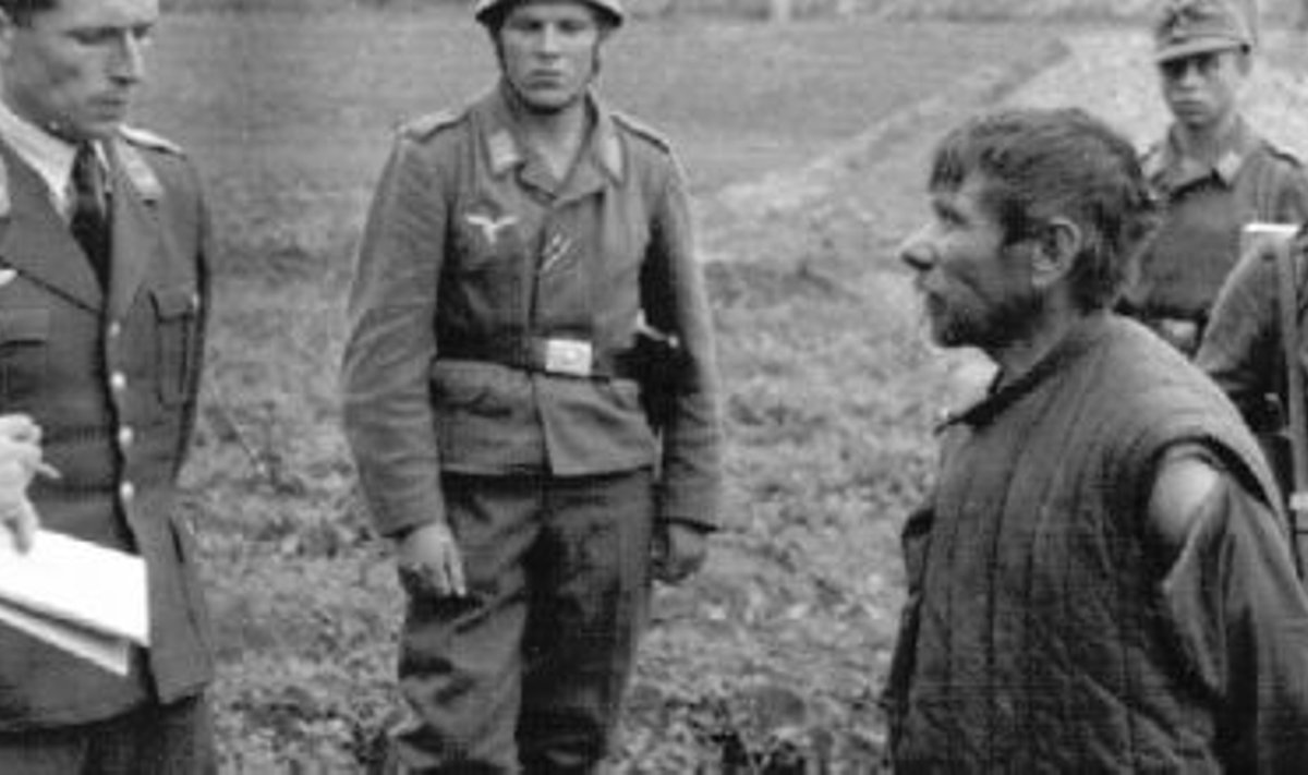 Luftwaffe sõdurid 1943. aastal Ukrainas partisani ülekuulamas