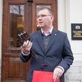 ФОТО: Депутат таллиннского горсобрания Ханно Матто подарил Калеву Калло намордник