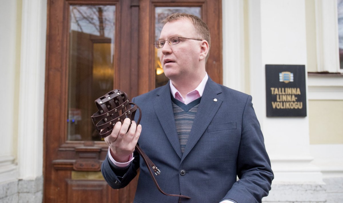Tallinna linnavolikogu sotsiaaldemokraadid viisid enne volikogu esimehe umbusaldamist Kalev Kallole sümboolse suukorvi