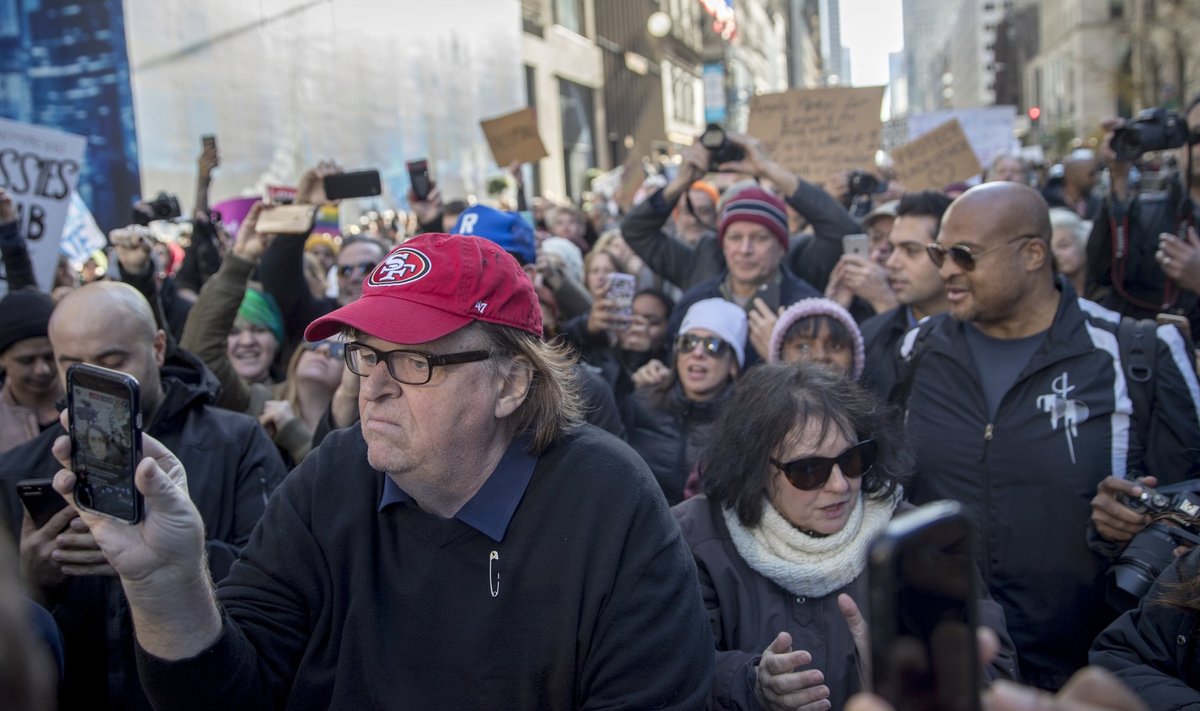 Michael Moore novembrikuisel protestil New Yorgis. 