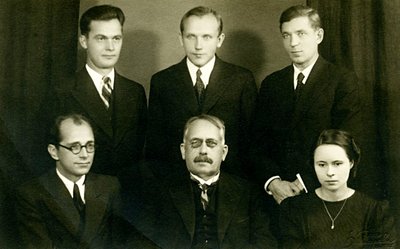 AKADEEMILINE SELTSKOND: Akadeemilise kirjandusühingu liikmed Rudolf Põldmäe (taga vasakul), Aino Krimm (ees paremal), kes oli ühingu eestvedaja Gustav Suitsu (ees keskel) ametlik sekretär