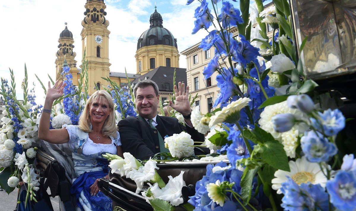 Baieri liidumaa peaministril Markus Söderil (pildil koos abikaasa Kariniga möödunud kuu lõpus Oktoberfestil) pole praegu põhjust naeratada, sest pühapäeval toimuvad valimised võivad ta võimult viia.