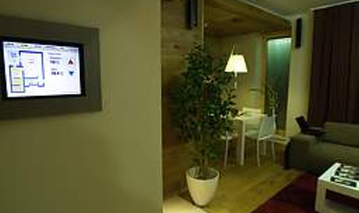 TARK MEES SEINAL: Nutika korteri südameks on seinal asuv puuteekraan, mis edastab valvekaamerate pilti ning mille abil saab nutika kodu seadmeid häälestada. TIIT BLAAT