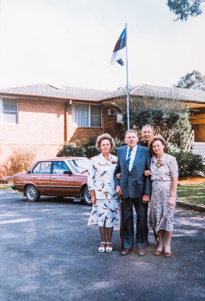 Laine koos õde Aimega isal Austraalias külas. Isa elas toona Thirlmere'i külas eestlaste vanadekodus, kus külaliste puhuks alati Eesti lipp vardasse tõmmati. Fotol on ka Austraalia eestlane Johannes Nõmme.
