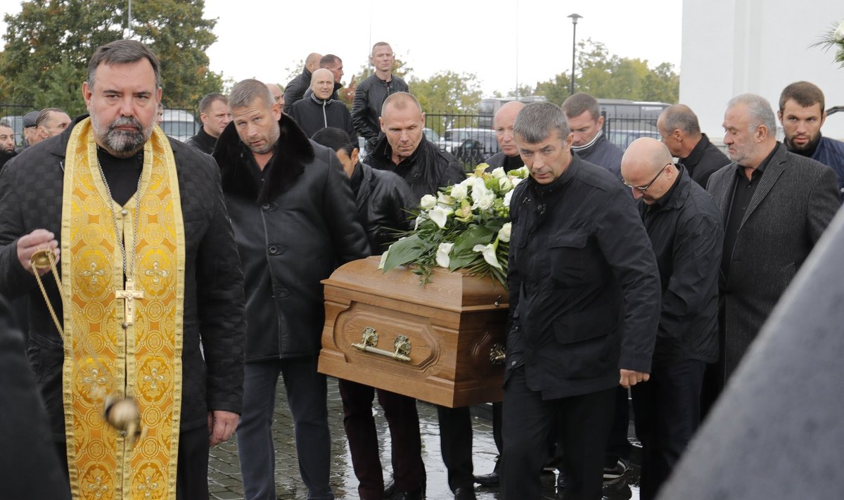 Oleg Martovoi grupeeringu võtmetegelased kirstu kandmas. Pildil paremal pool kirstu eesotsas Oleg Martovoi. Tema selja taga Marko Süvaoja. Nende vahelt paistab Loksa Edik. Loksa Edikust pildil paremal, küljega kaamera poole Sergeii Martovoi.