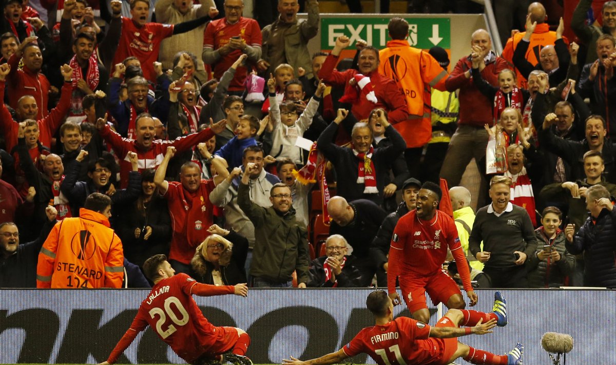 Liverpooli mängijad võiduväravat tähistamas