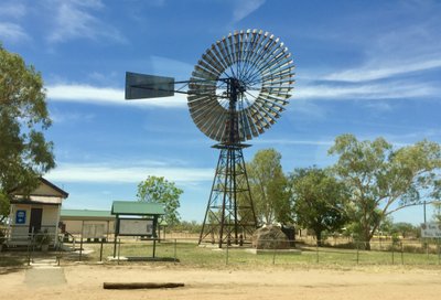 Tuule jõul vett pumpavad veskid on Austraalias samasugused püsinud XX sajandi algusest. Aeglaselt, käginal, kuid kindlalt vinnavad nad vett üles enam kui saja meetri sügavustest kaevudest.