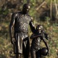 Kunstnik avaldas aastapäeva puhul skulptuuri lahkunud Kobe Bryanti ja tema tütre mälestuseks