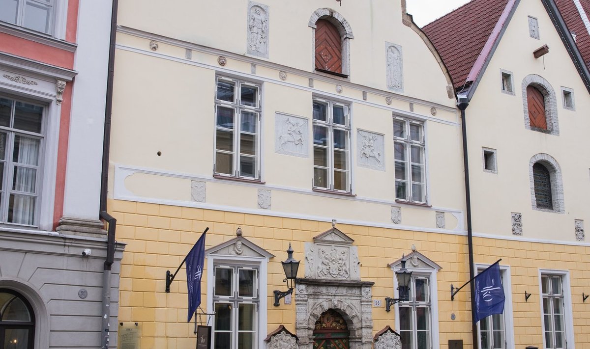 SCHWARZKOPFID IHKAVAD ENDALE: Mustpeade maja Tallinnas.
