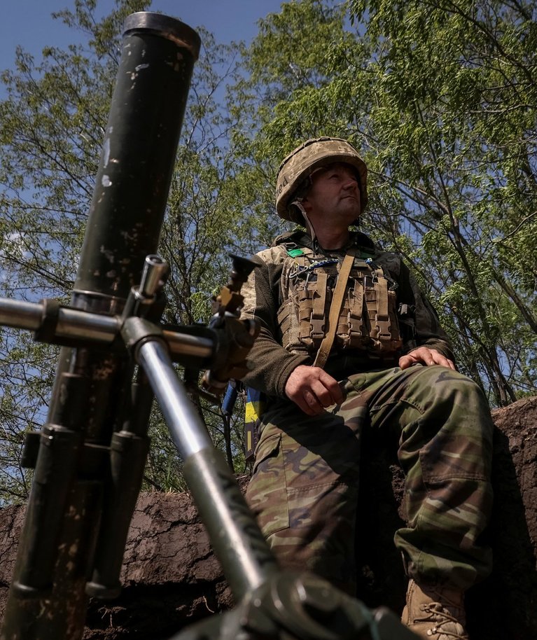 Ukraina sõjaväelane valmistub miinipildujast tulistama. Foto on tehtud 18. mail 2023 Bahmutis.