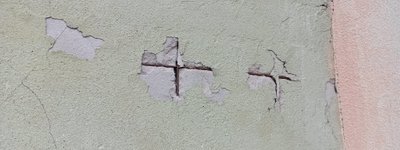 На стенах дома в некоторых местах видна арматура 