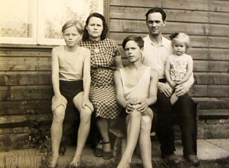 PÕLDMÄED ELVAS 1957: Alo, ema Aino, vend Jaak, isa Rudolf ja õde Mare poolteist aastat pärast asumiselt naasmist.