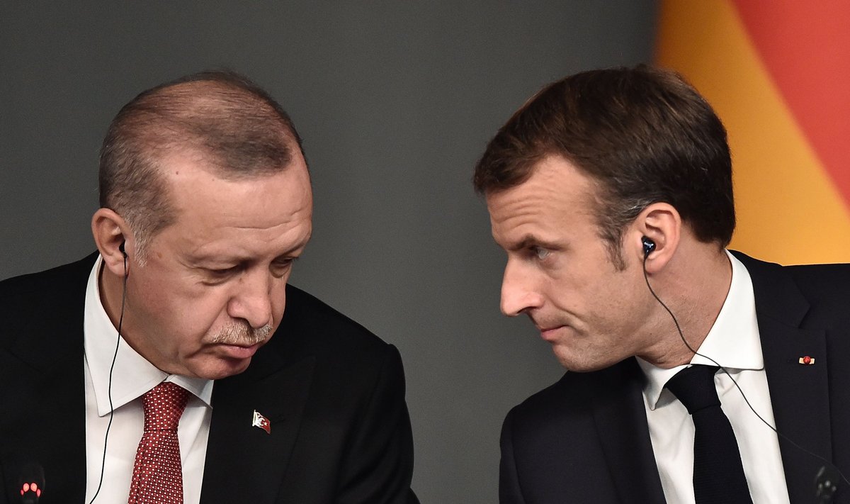 Türgi president Recep Tayyip Erdoğan (vasakul) ja Prantsusmaa president Emmanuel Macron on korduvalt kritiseerinud teineteise destabiliseerivat Liibüa-poliitikat.