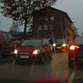 VIDEO: Eesti Raudtee logoga pikap möödub ummikust kõnnitee kaudu