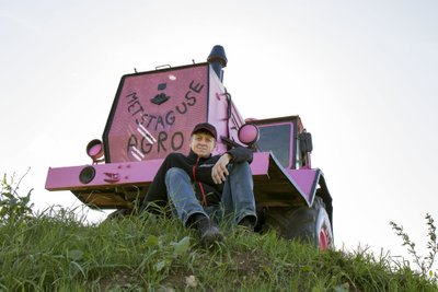 Teet Kallakmaa on ainus põllumees, kelle hoovis seisab roosa traktor.