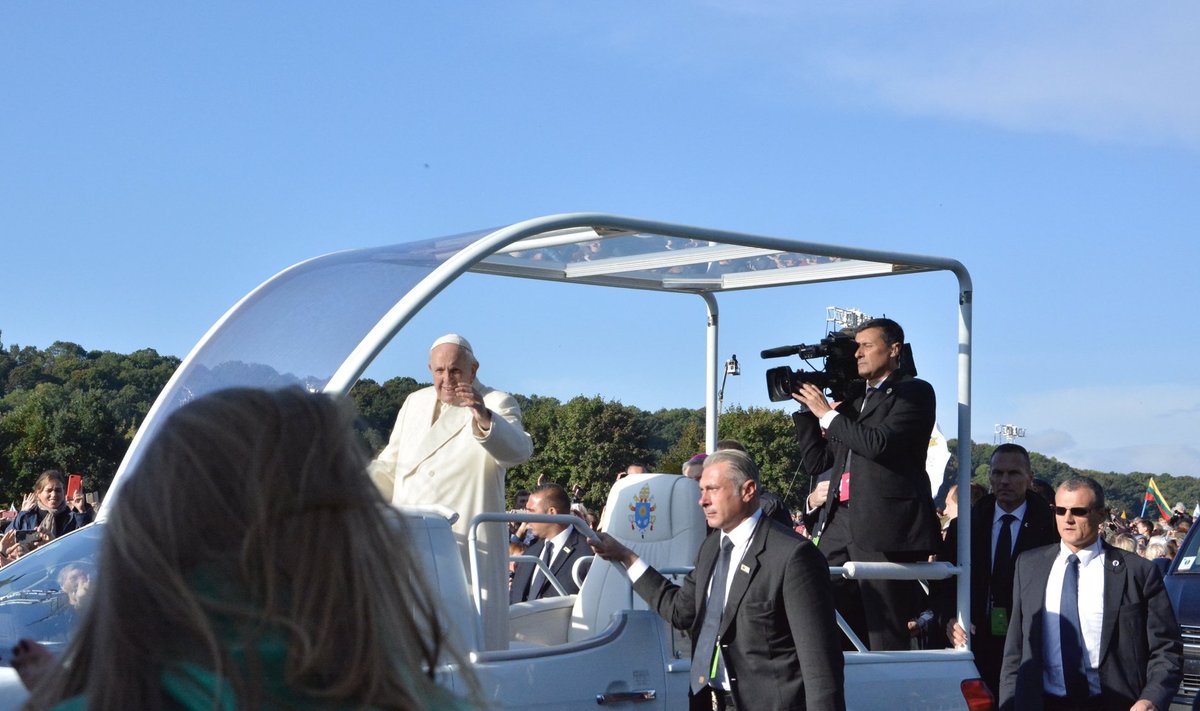 Paavst Franciscus saabub parki.