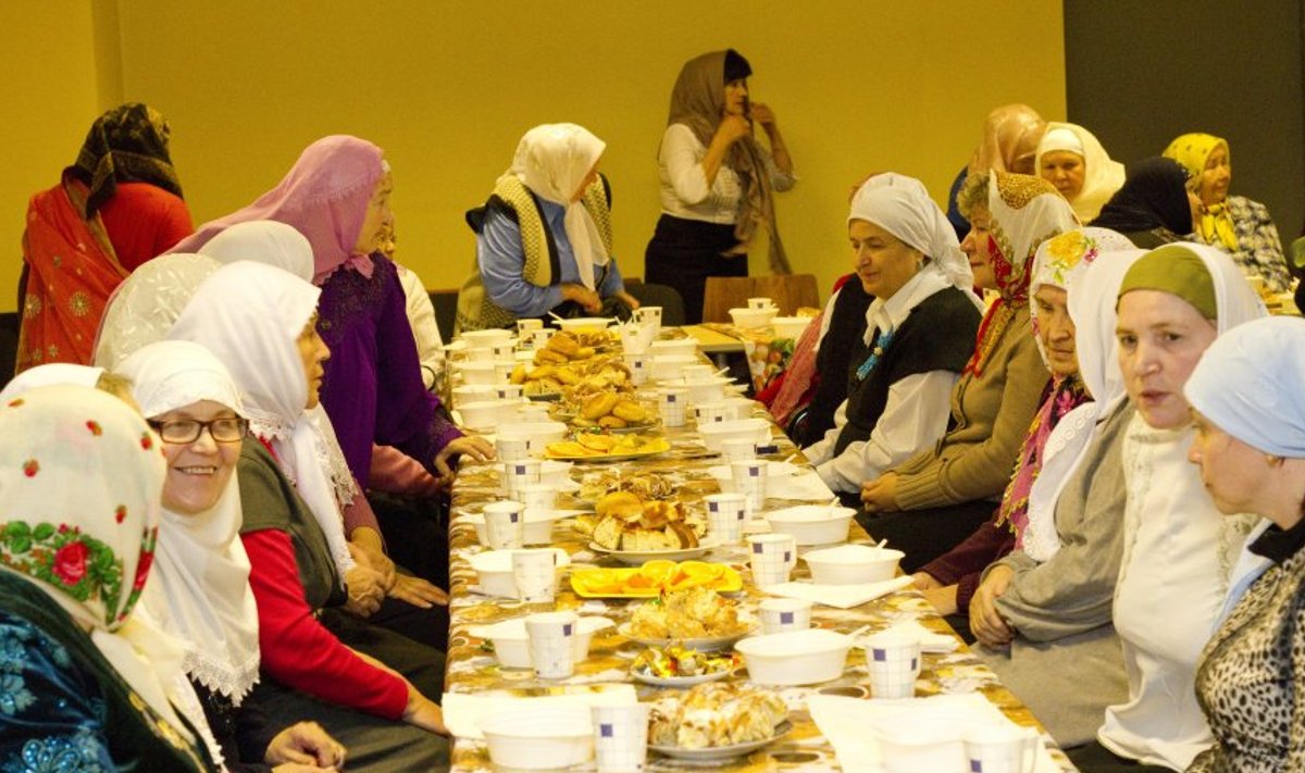 Eesti moslemid (fotol) peavad leppima sellega, et seapildid on avalikus ruumis lubatud. 