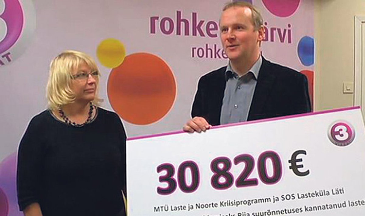 Kriisiprogrammi juht Mare Riis võtab TV 3 juhilt Priit Leitolt vastu 30 820 eurot, mis televaatajad kogusid Riias Maxima poe varingus vanema kaotanud lastele. 