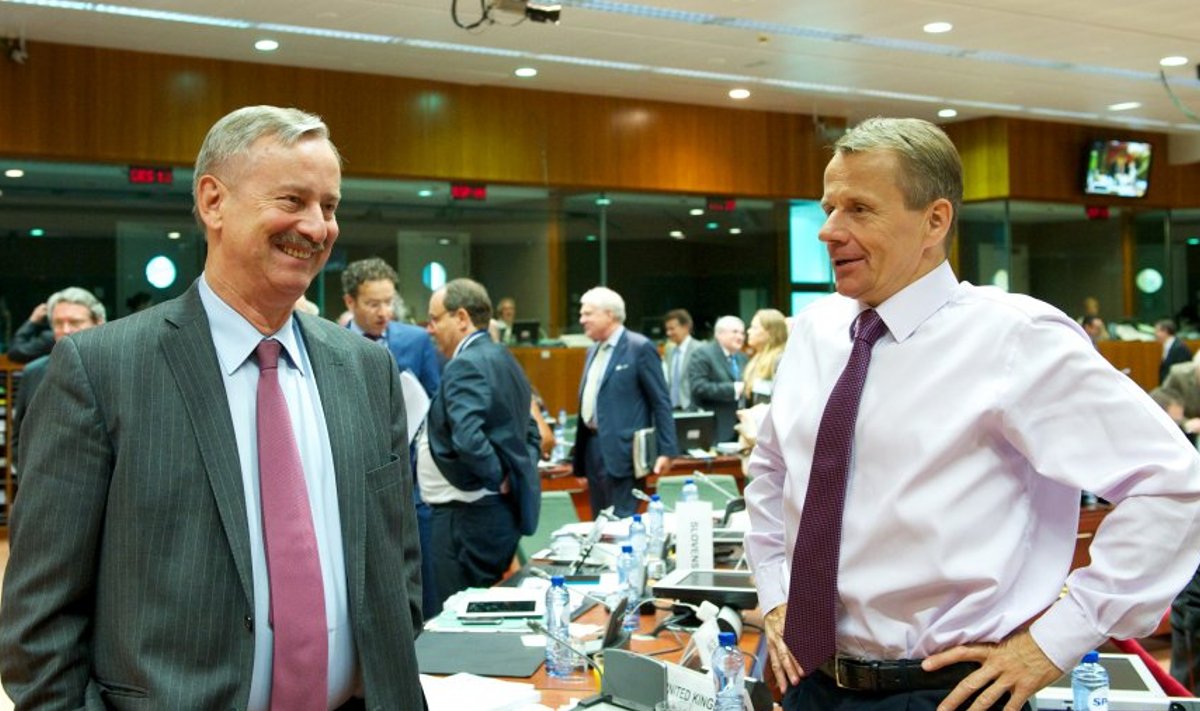 Rahandusminister Jürgen Ligi (paremal) koos veel 10 riigi esindajatega teatasid eile plaanist finantstehingute maks aastast 2016 kehtima panna. Euroopa majandus- ja eelarveküsimuste volinikku Olli Rehni asendav Siim Kallas paistis sellega rahul olevat. 