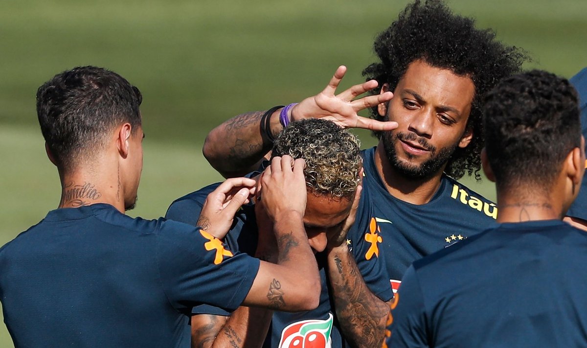 Neymar Brasiilia koondislaste keskel