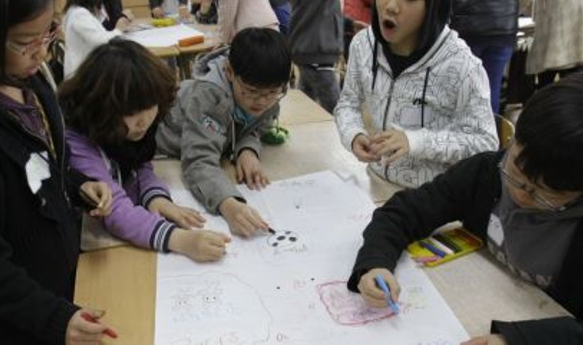 Lõuna-Korea koolilapsed osalevad internetisõltuvuse vastase võitluse diskussioonis.