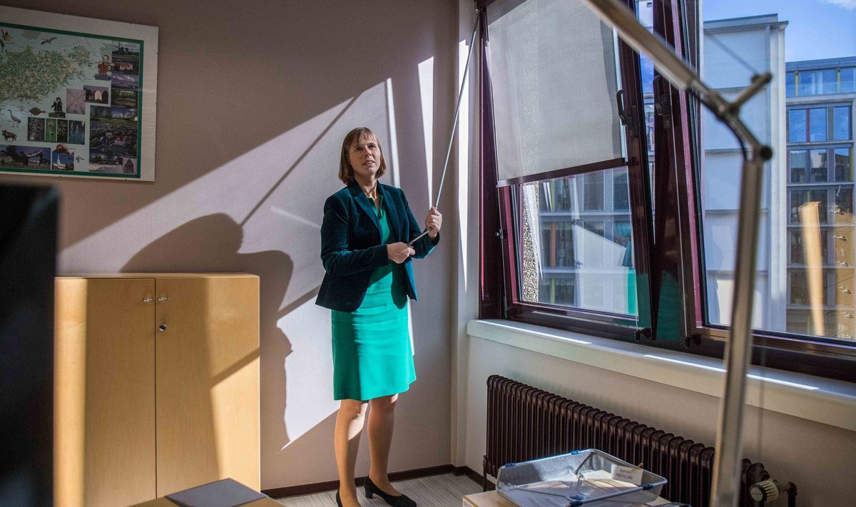 Kersti Kaljulaid viimast korda oma kabinetis. Õhtuks tuleb tal töötõend käest anda.