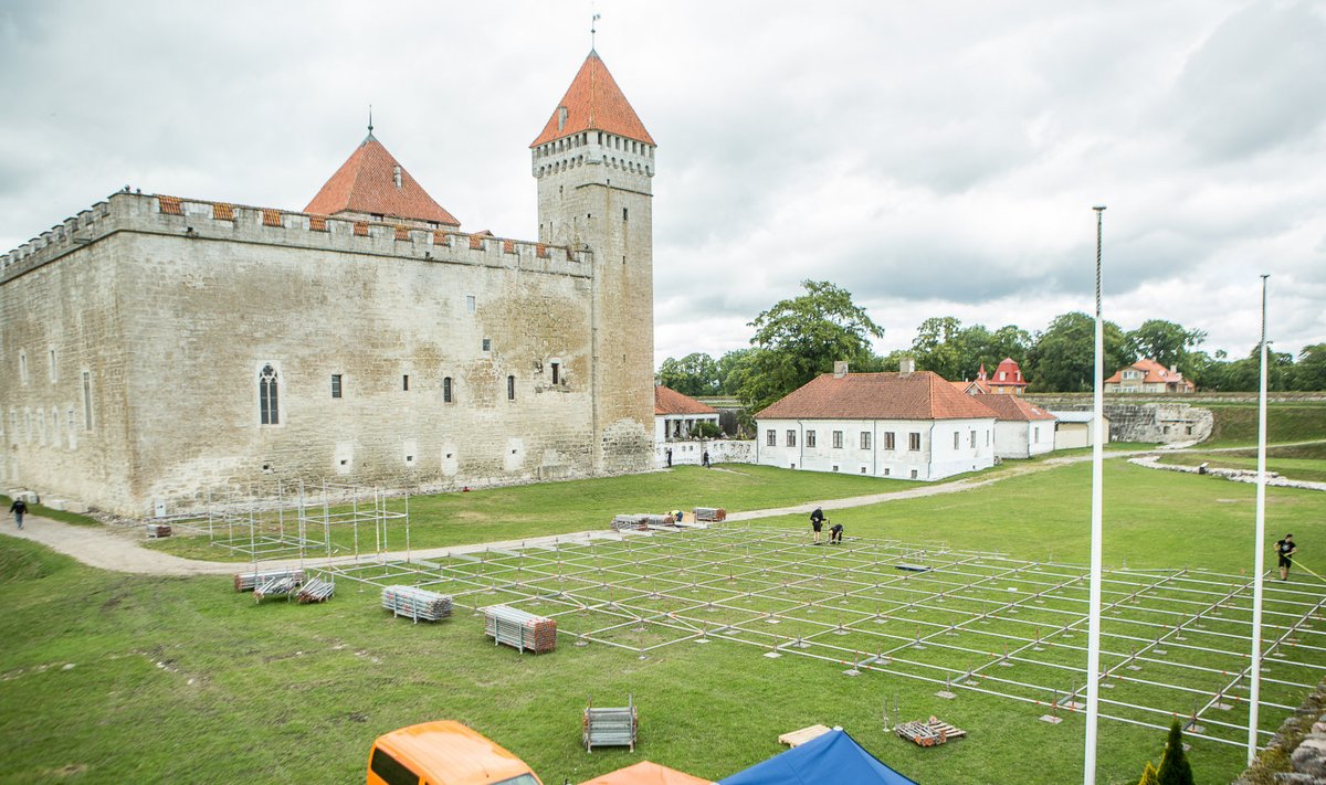 Täna algas Kuressaare lossihoovis Saaremaa ooperipäevade ooperimaja püstitamine. Kogu ürituse atribuutika kohaletoimetamiseks läheb vaja sadakonda veoautot.